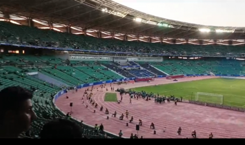 الجماهير الرياضية تتوافد على ملعب البصرة الدولي لم