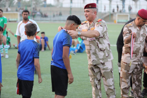 قائد عمليات البصرة يكرم الفريق الفائز في بطولة الش