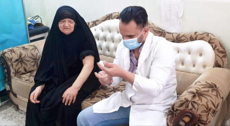 المباشرة  بأعطاء لقاح فايروس كورونا لنزلاء دار رعا