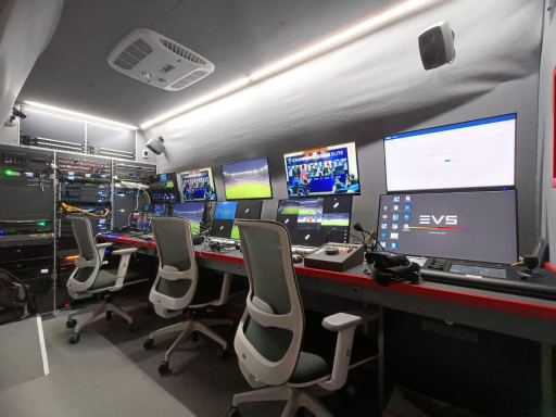 وصول عجلات تقنية VAR الخاصة باتحاد كرة القدم العرا