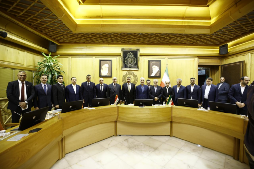 وزير الداخلية يبحث مع نظيره الايراني في طهران عددا