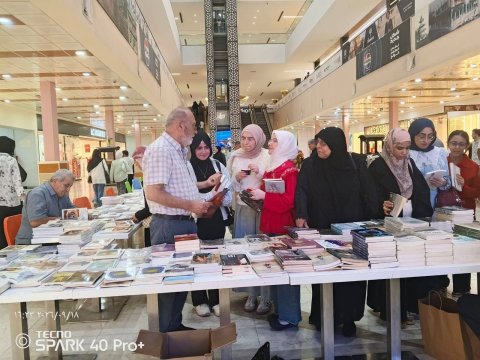 أكثر من ألفي كتاب مجانا.. / ثورة الورق /  يستقطب ج