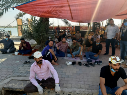 معتصمون يطالبون بإطلاق سراح ثلاثة من المتظاهرين في