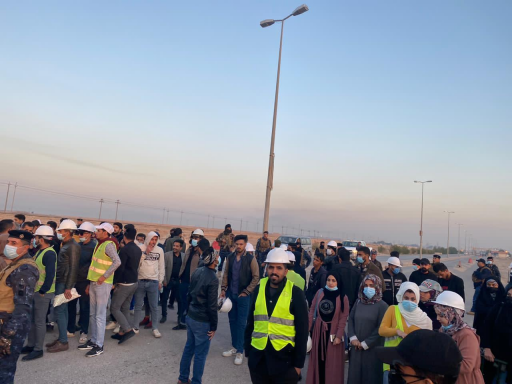 مهندسون خريجون يغلقون الطريق امام موظفي مصفى الشعي