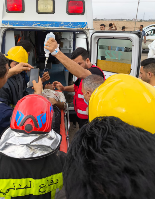 الدفاع المدني في البصرة ينقذ سائق سيارة علق داخل س