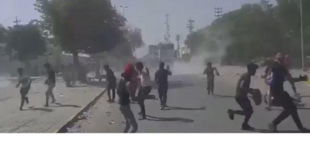 عاجل.. القوات الامنية في النجف تستخدم القنابل المس