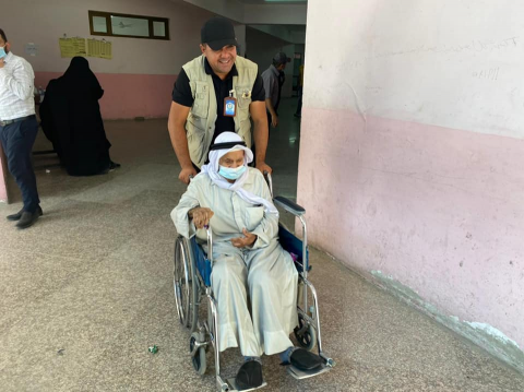 شرطة البصرة تبادر بابصال المرضى وكبار السن للإدلاء