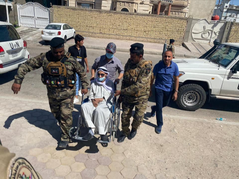 شرطة البصرة تبادر بابصال المرضى وكبار السن للإدلاء