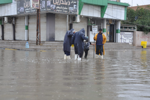 بالصور ... البصرة تشهد هطول امطار غزيرة منذ الليلة