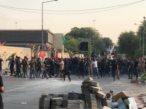 متظاهرون محتجون يضرمون النار بمقر قناة دجلة وسط بغ
