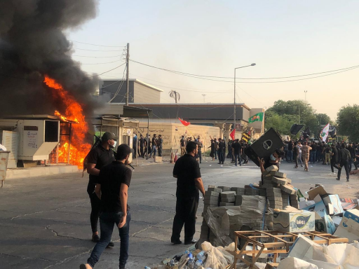 متظاهرون محتجون يضرمون النار بمقر قناة دجلة وسط بغ