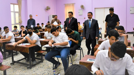 وزير التربية يعلن من النجف السماح لطلبة الصفوف غير