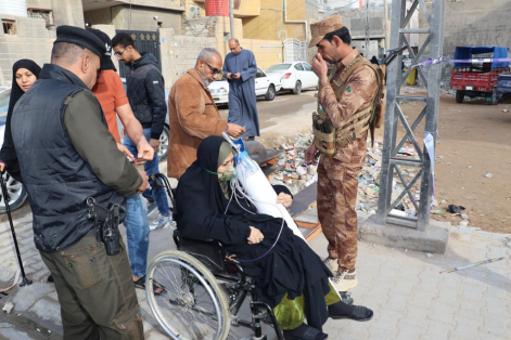 مواطنة بصرية تدلي بصوتها  في مركز الاقتراع ومعها ق