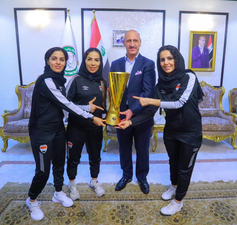رئيس اتحاد الكرة يستقبل وفد منتخب صالات السيدات بط
