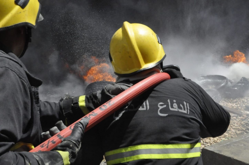اخماد حريق هائل في معمل اطارات الديوانية 