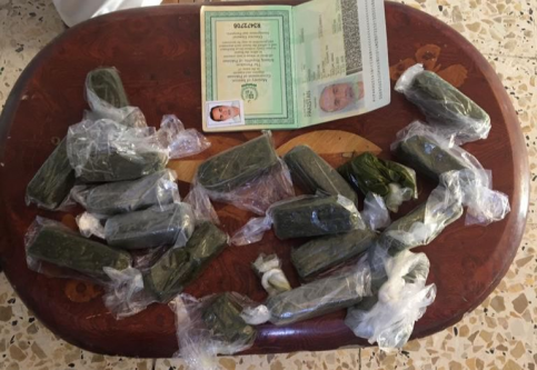 ضبط متهم اجنبي  و بحوزته مادة مخدره في منفذ الشيب 