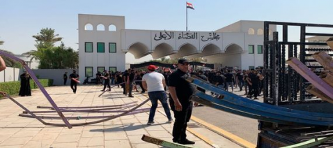 المعتصمون يصلون مبنى مجلس القضاء الاعلى وبدأوا بنص