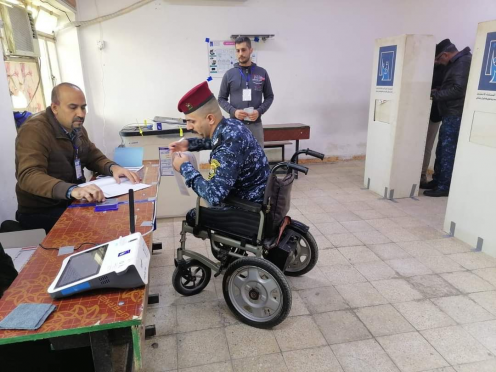 بالصور ... مراكز الاقتراع الخاص في البصرة تشهد اقب