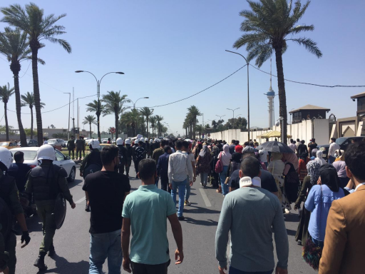 العشرات من حملة الشهادات العليا والخريجين في بغداد