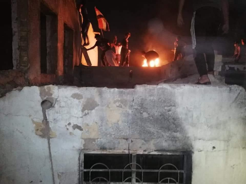 حرق عدد من مقار الاحزاب وقطع الطرق بحرق الاطارات ف