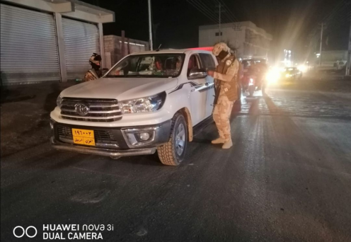 القبض على عدد من المطلوبين ومصادرة أسلحة في مناطق 