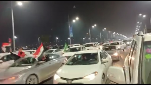 البصريون يحتفلون تحت المطر دعما لخليجي 25