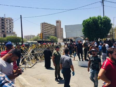 متظاهرون  يغلقون جسر السنك وسط بغداد للمطالبة بتعي