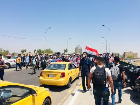 متظاهرون  يغلقون جسر السنك وسط بغداد للمطالبة بتعي