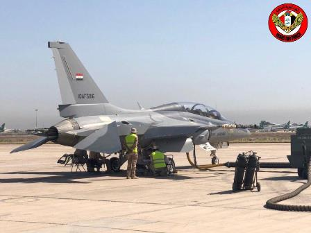 طيارون ومهندسون وفنيو طائرات ( T50 ) ينجزون فحص مر