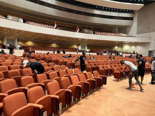 اتباع الصدر يخرجون من قاعات البرلمان ويقومون بعملي
