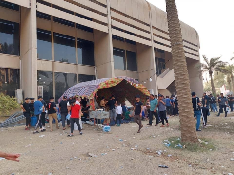 اتباع الصدر يخرجون من قاعات البرلمان ويقومون بعملي