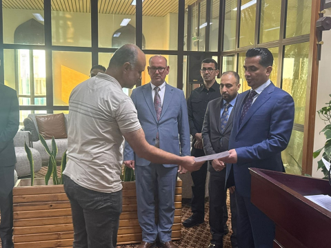 وزير النقل يوزع سندات قطع أراضي لموظفي مطار البصرة