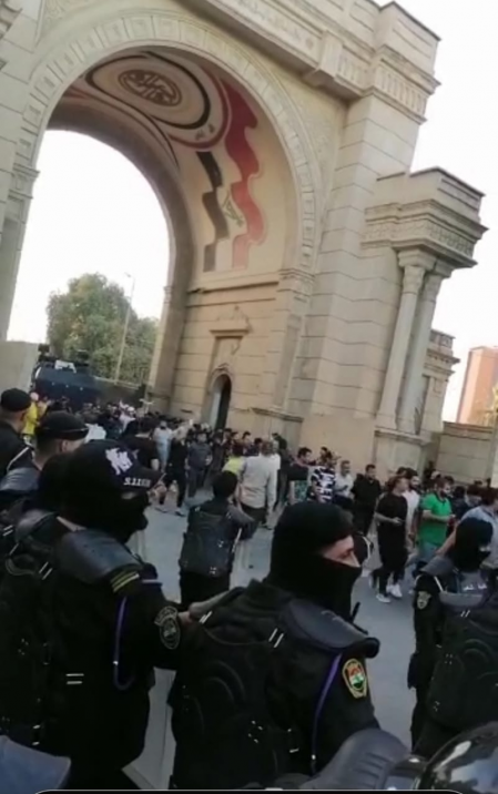 الالاف من المتظاهرين  يقتحمون  جدار المنطقة الخضرا