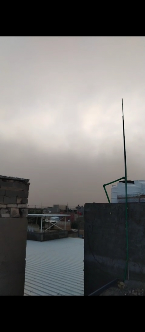 البصرة تشهد عاصفة ترابية  تسبب بانخفاض الرؤية 