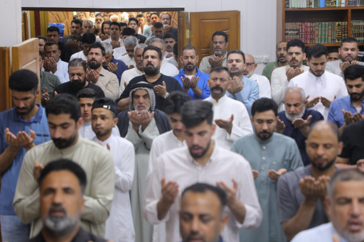البصريون يؤدون صلاة العيد وسط دعوات  باستمرار الأم