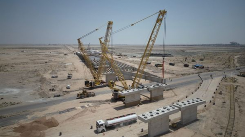 الموانئ تباشر بنصب الروافد الكونكريتية لجسور ميناء