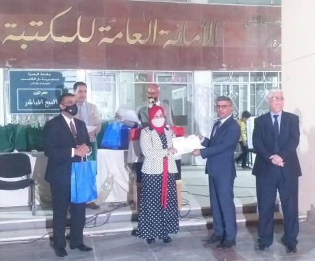 جامعة البصرة تكرم عددا من التدريسيين المبدعين في م