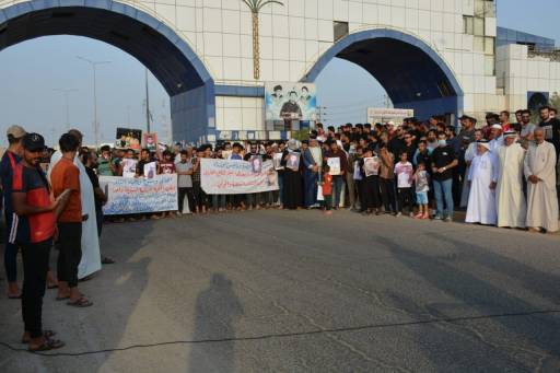 محتجون  يطالبون بانجاز الممر الثاني للطريق الرئيس 