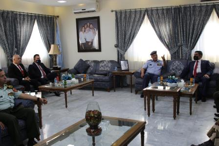 وزير الدفاع يزور الاردن ويبحث مع قادتها الامنيين  