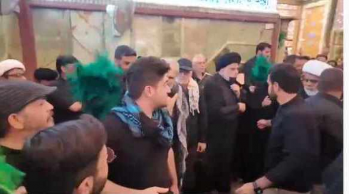  الصدر يؤدي الزيارة بمرقد الامام علي (ع) في النجف 