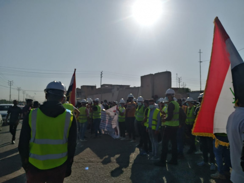 خريجو كليات الهندسة  يجددون اعتصامهم امام شركة نفط
