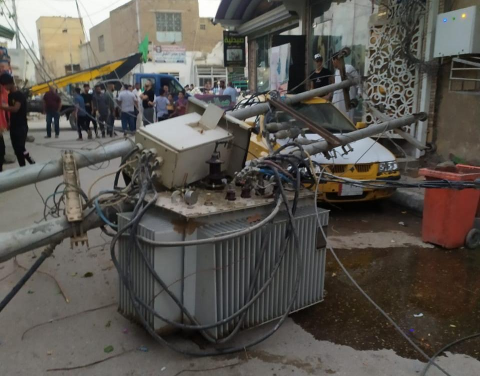 سقوط عمود متهالك مع محولة على سيارة دون خسائر بشري
