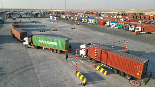 بسبب تعليق خطوط نقل في البحر الأحمر ..الطرق البرية
