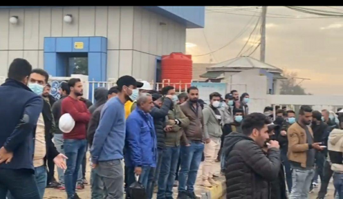 متظاهرون وخريجو كلية الهندسة في البصرة يقطعون طريق