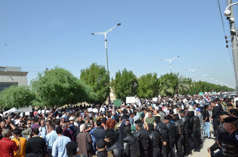تظاهرة حاشدة للتربويين في البصرة للمطالبة بحقوق ال