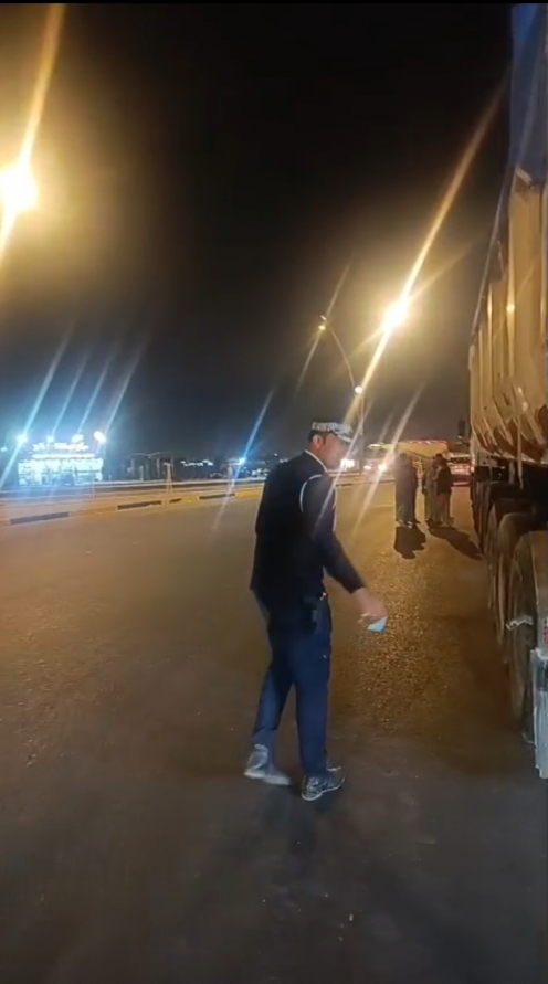 ضبط سيارة حمل بدون لوحات تسجيل تسير بسرعة على طريق