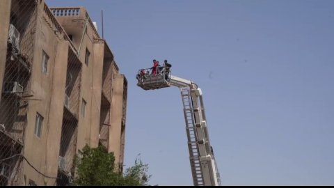 الدفاع المدني في البصرة يخمد حريقاً بمركز المحافظة