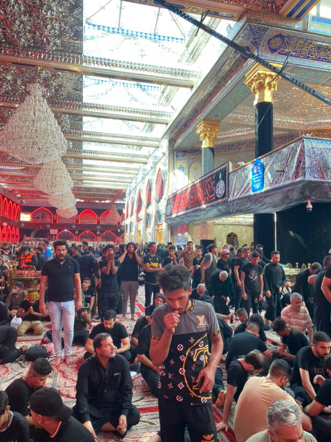الملايين من الزائرين تواصل زحفها مشيا الى كربلاء ل
