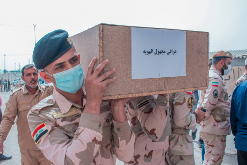 العراق وإيران يتبادلان رفات 68 جندياً فقدوا خلال ح