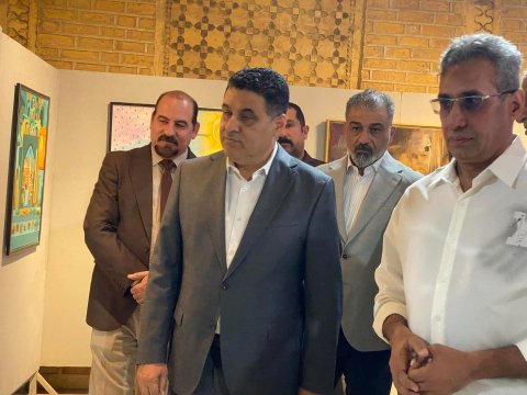 الفريجي يفتتح معرض الشباب التشكيلي: مواهب بصرية تر